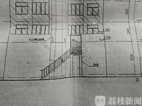 既阻止楼梯装栏杆又投诉没栏杆这位业主咋回事？荔枝解忧帮(图2)