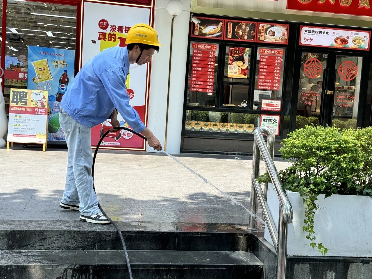 凯发国际人民城市·五周年为三级台阶加装扶手“适老化”细节温暖落地(图2)