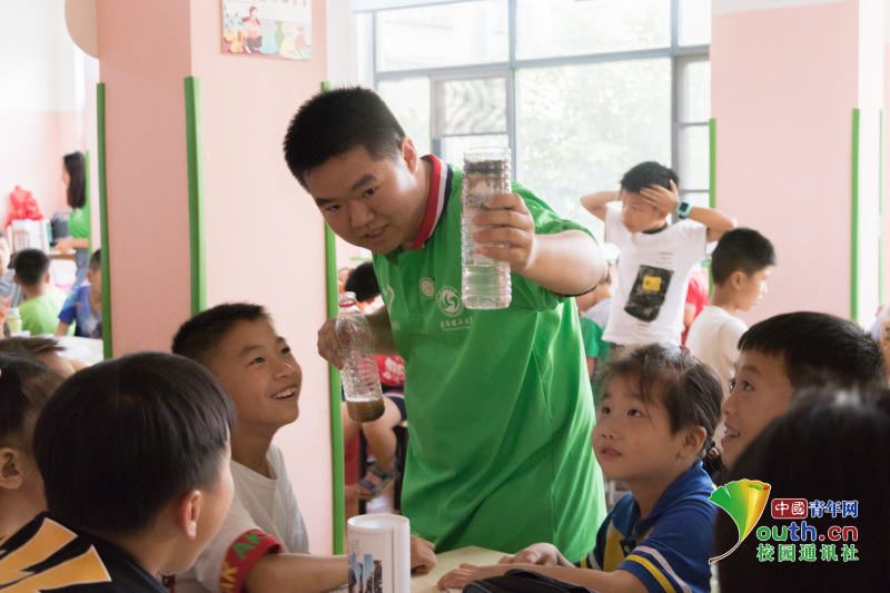 凯发旗舰厅武汉学子三下乡：环艺起航共做简易净水器(图5)