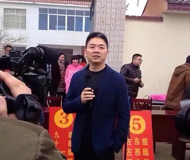 刘强东老家豪宅内景曝光刘母亲自开门迎客刘父太接地气(图12)